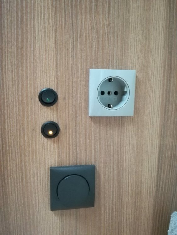 Butoane si priza.jpg