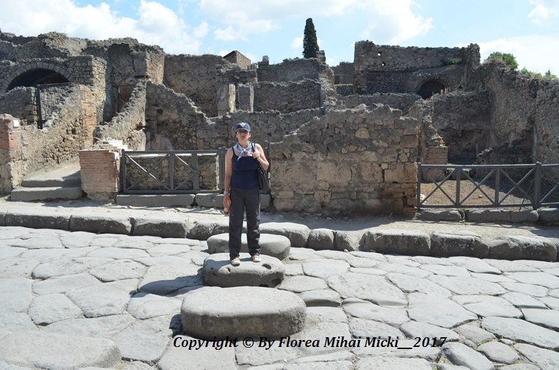 Pompei - sistem de aparare / Carele trase de cai ramaneau blocate intre pietrele din mijlocul alee