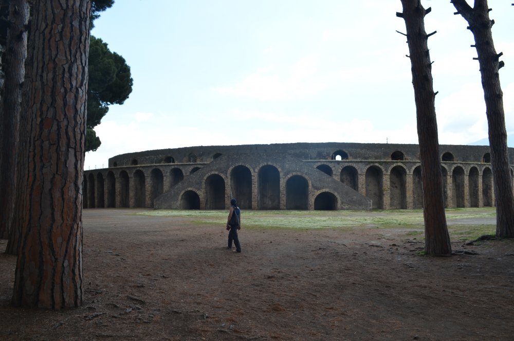 Pompei - Arena unde luptele de gladiatori intretineau placerile romanilor