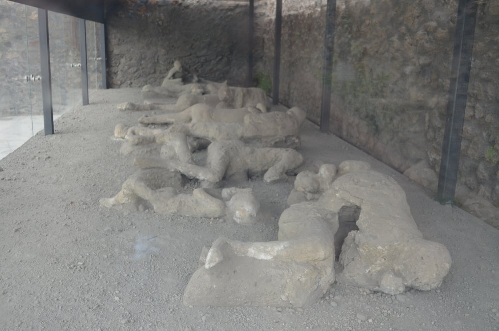 Pompei -Cateva corpuri umane pietrificate dupa eruptia vulcanului Vezuviu