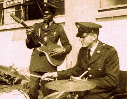 5b5ff7fbdc5d7_PrivateJamesHendrixofthe101stAirborneplayingguitaratFortCampbellKentuckyin1962.jpg.f5fcbebe2c6fc08d0d567e69471273e9.jpg